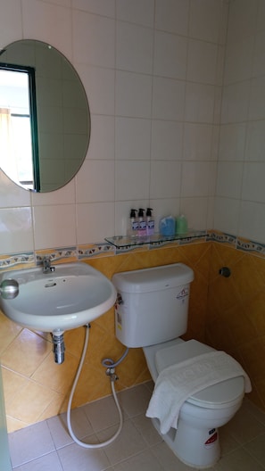 Standard Twin Room | Bathroom