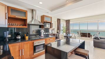 Condo | Cocina privada | Refrigerador con congelador, microondas, horno y parrilla de estufa