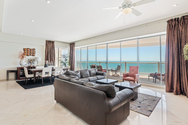 Apartamento | Zona de estar | Una televisión de pantalla plana, un reproductor de DVD