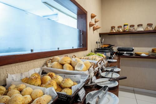 Café da manhã com buffet grátis todos os dias