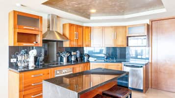 Condo | Cocina privada | Refrigerador con congelador, microondas, horno y parrilla de estufa