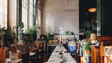 8 間餐廳;供應早餐、午餐、晚餐;意大利菜
