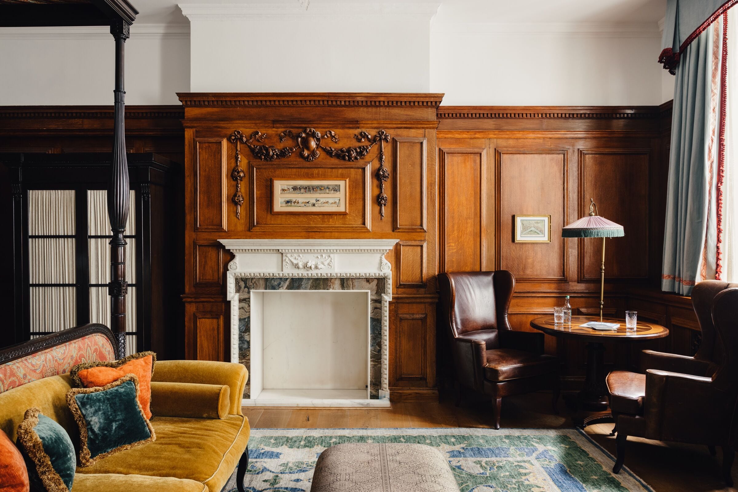 grand heritage room | living area | flat-screen tv, pay films