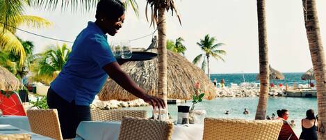 Pantai di sekitar, pasir putih, handuk pantai, dan bar pantai