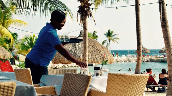 Vlak bij het strand, wit zand, strandlakens, een strandbar