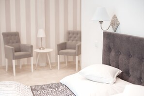 Habitación Deluxe, 1 cama de matrimonio grande | 1 dormitorio, minibar, caja fuerte y escritorio