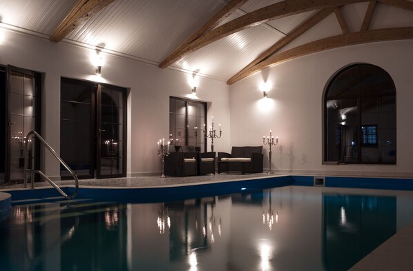 Una piscina cubierta