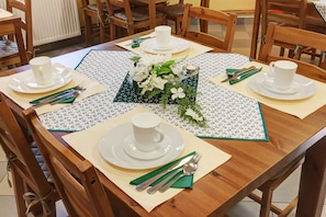 Petit-déjeuner buffet (140 CZK par personne)