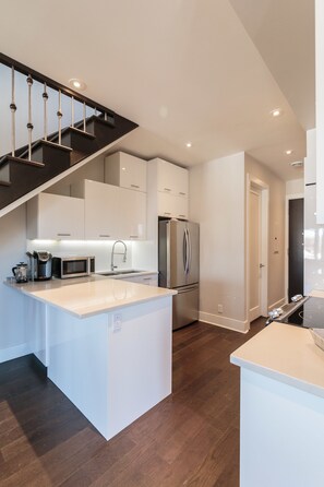 Loft, 2 habitaciones (302) | Cocina privada | Refrigerador con congelador, microondas y parrilla de estufa 