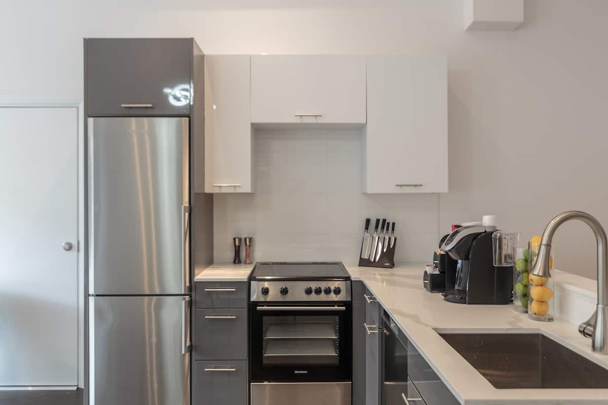 Refrigerador con freezer, microondas, horno, placa de cocina