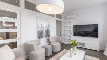 Edredón, escritorio y espacio para trabajar con laptop