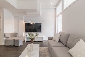 公寓式客房, 3 间卧室 (305) | 羽绒被、办公桌、笔记本电脑工作区、遮光窗帘