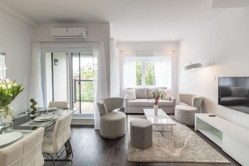 Appartement, 2 slaapkamers (204) | Donsdekens, een bureau, een laptopwerkplek, verduisterende gordijnen