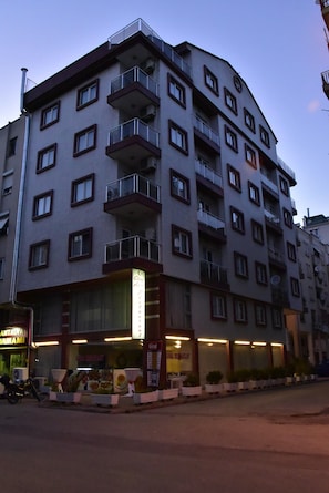 Depan hartanah - siang/malam