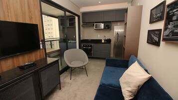 Geladeira, micro-ondas, fogão, cooktop