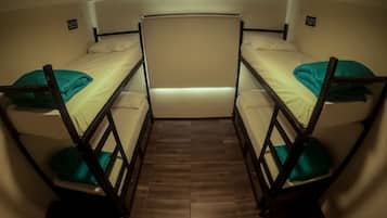 Dortoir Partagé, plusieurs lits, salle de bains commune (4 People)