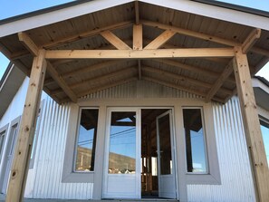A building with a gabled roof, large windows, and a wooden facade. - Folk Hostel (El Calafate)
