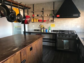 Fridge, microwave, oven, dishwasher - Folk Hostel (El Calafate)