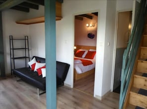 Apartment, Mehrere Betten | Wohnbereich | Flachbildfernseher