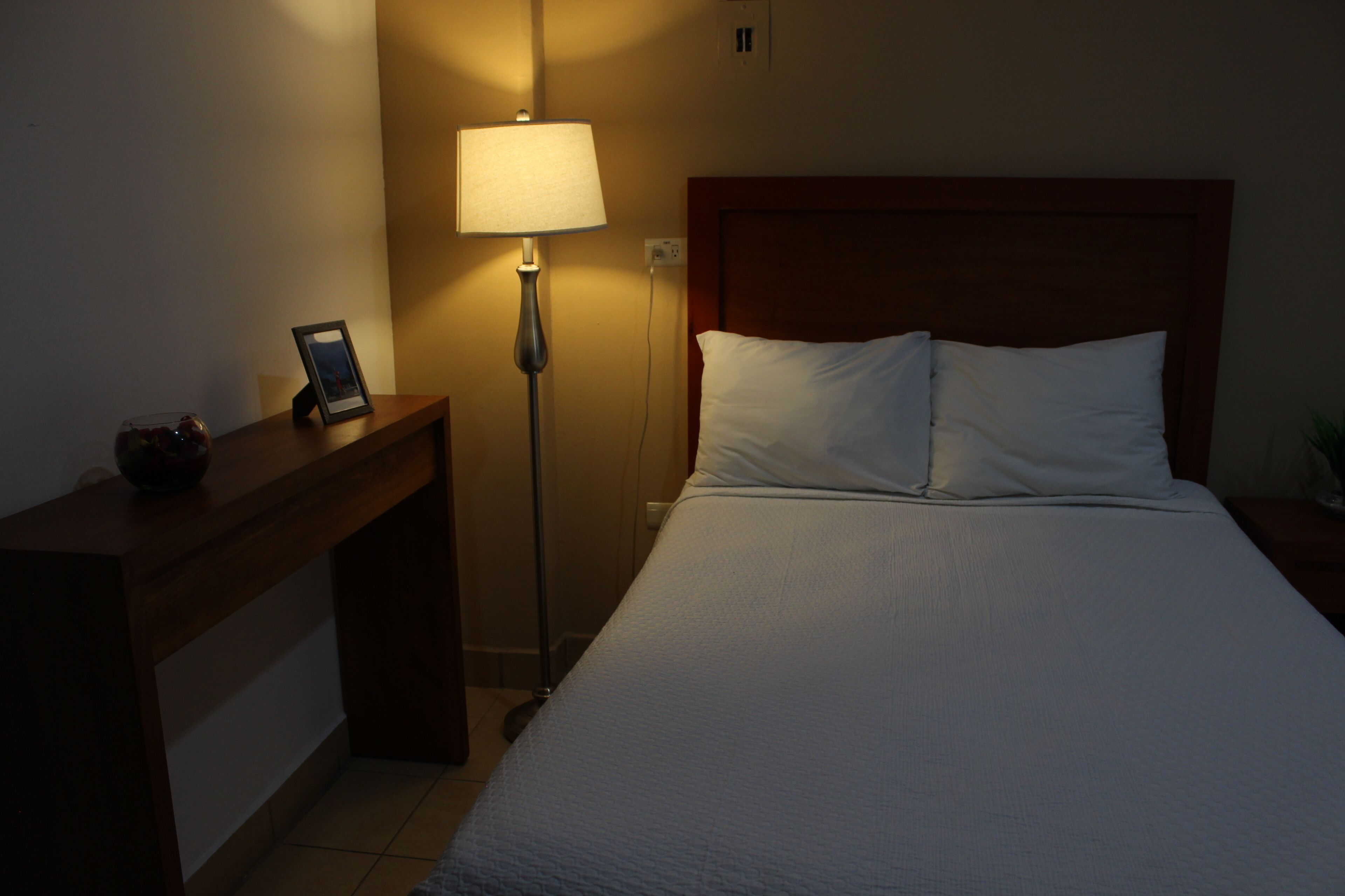 standard room, 1 king bed | desk, iron/ironing board, free wifi, bed sheets