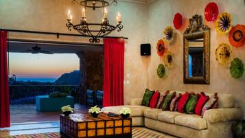 Villa familiar, 6 habitaciones, vista al océano | Sala de estar | Televisión de pantalla plana y reproductor de DVD