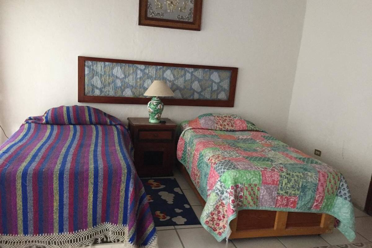 Quarto casal, várias camas | Individualmente decorados, escrivaninha, ferros/tábuas de passar roupa