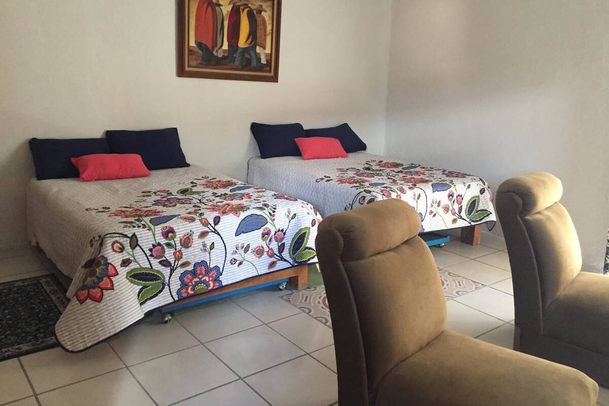 Kamar Double, 2 Tempat Tidur Queen | Meja kerja, setrika/meja setrika, dan Wi-Fi gratis