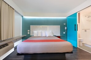 Kamar, 1 Tempat Tidur King | Brankas, meja kerja, tirai kedap cahaya, dan setrika/meja setrika