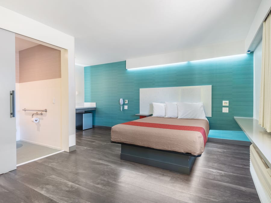 Huone, 1 keskisuuri parisänky | Tallelokero huoneessa, työpöytä, pimennysverhot, silitysrauta/-lauta