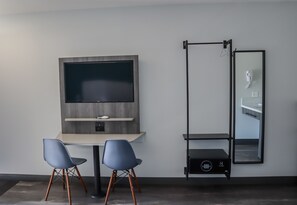 Caja de seguridad en la habitación, escritorio y cortinas blackout