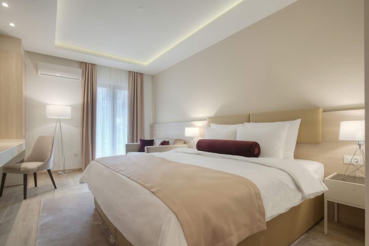 Superior kamer, 1 twee- of 2 eenpersoonsbedden, balkon | Hypoallergeen beddengoed, een kluis op de kamer, een bureau