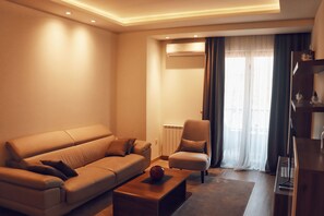 Lägenhet Deluxe - 1 sovrum - balkong | Vardagsrum | 42-tums smart-tv med kabelkanaler och tv