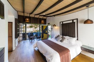 Minibar, caja de seguridad en la habitación y escritorio 