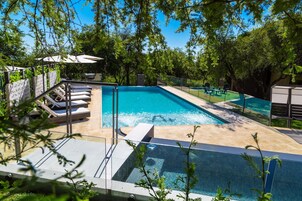 Una piscina al aire libre
