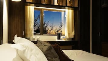 Minibar, caja de seguridad en la habitación y escritorio