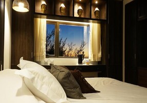 Minibar, caja de seguridad en la habitación y escritorio 