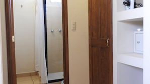 Room (Encanto de Valenciana) | Bathroom | Shower, free toiletries, hair dryer, towels - El encanto de Valenciana Studio & garage (Guanajuato)