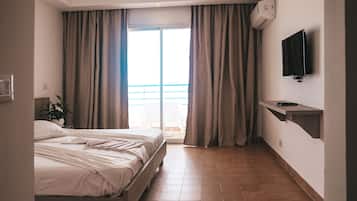 Chambre Double ou avec lits jumeaux, vue mer | Fer et planche à repasser, lits pliants/supplémentaires, draps fournis