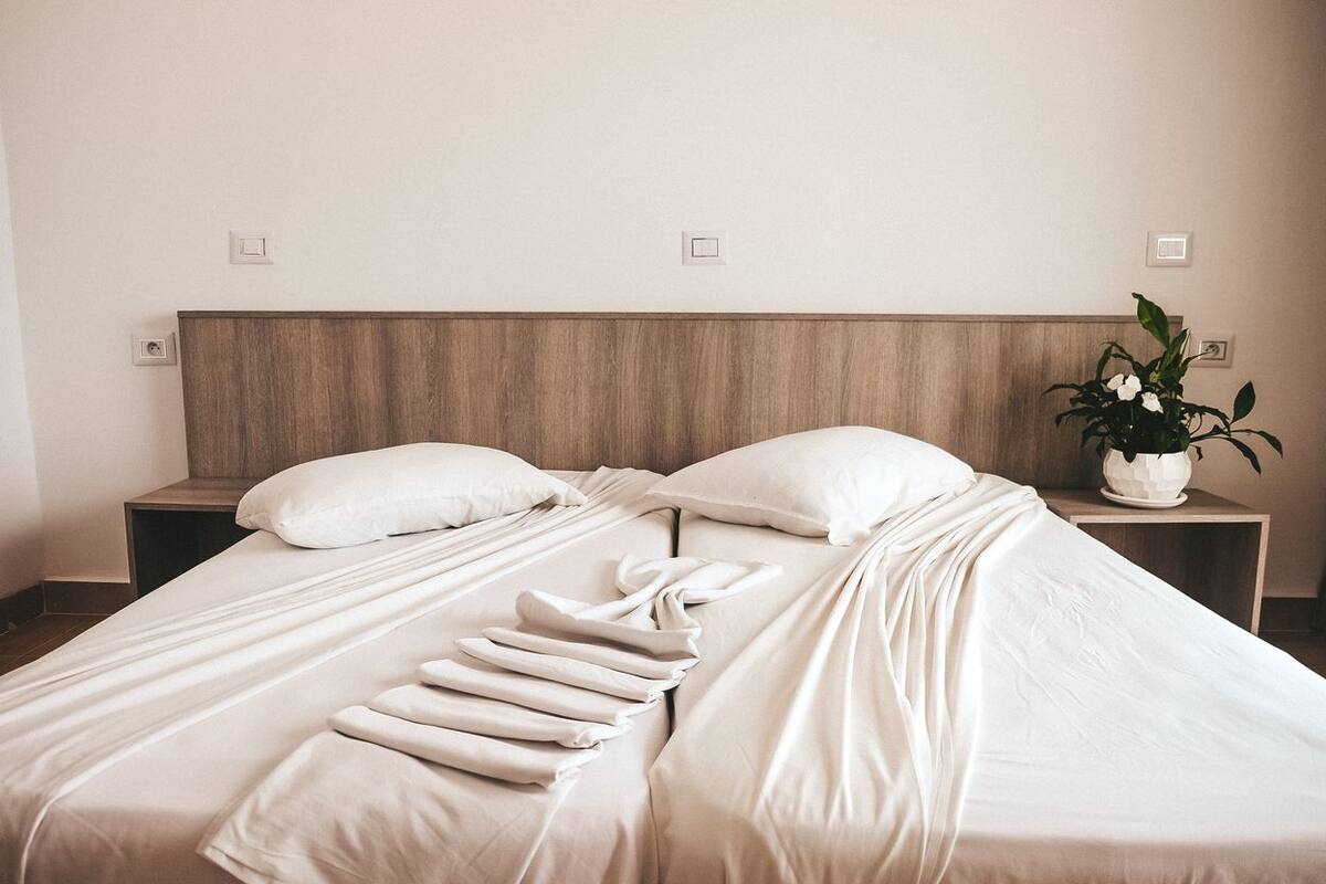 Doppel- oder Zweibettzimmer, Meerblick | Bügeleisen/Bügelbrett, Zustellbetten, Bettwäsche