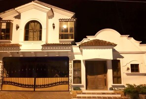 Fachada de la propiedad