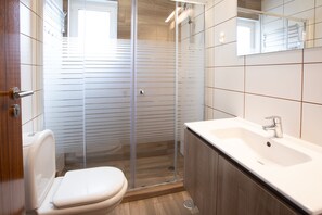 Habitació doble o amb dos llits individuals bàsica, accessible, bany privat | Bany | Dutxa, articles de tocador gratuïts, assecador de cabells i tovalloles 