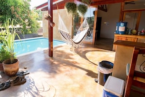 Piscine extérieure, chaises longues
