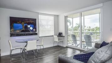 Condo Premium | Phòng khách | TV màn hình phẳng