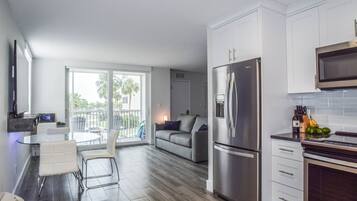 Kondominium Premium | Ruang keluarga | TV layar datar