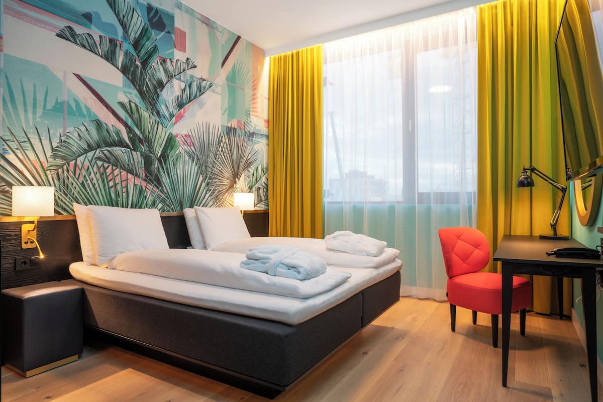 Room (STUN) | Premium bedding, pillow-top beds, minibar, in-room safe