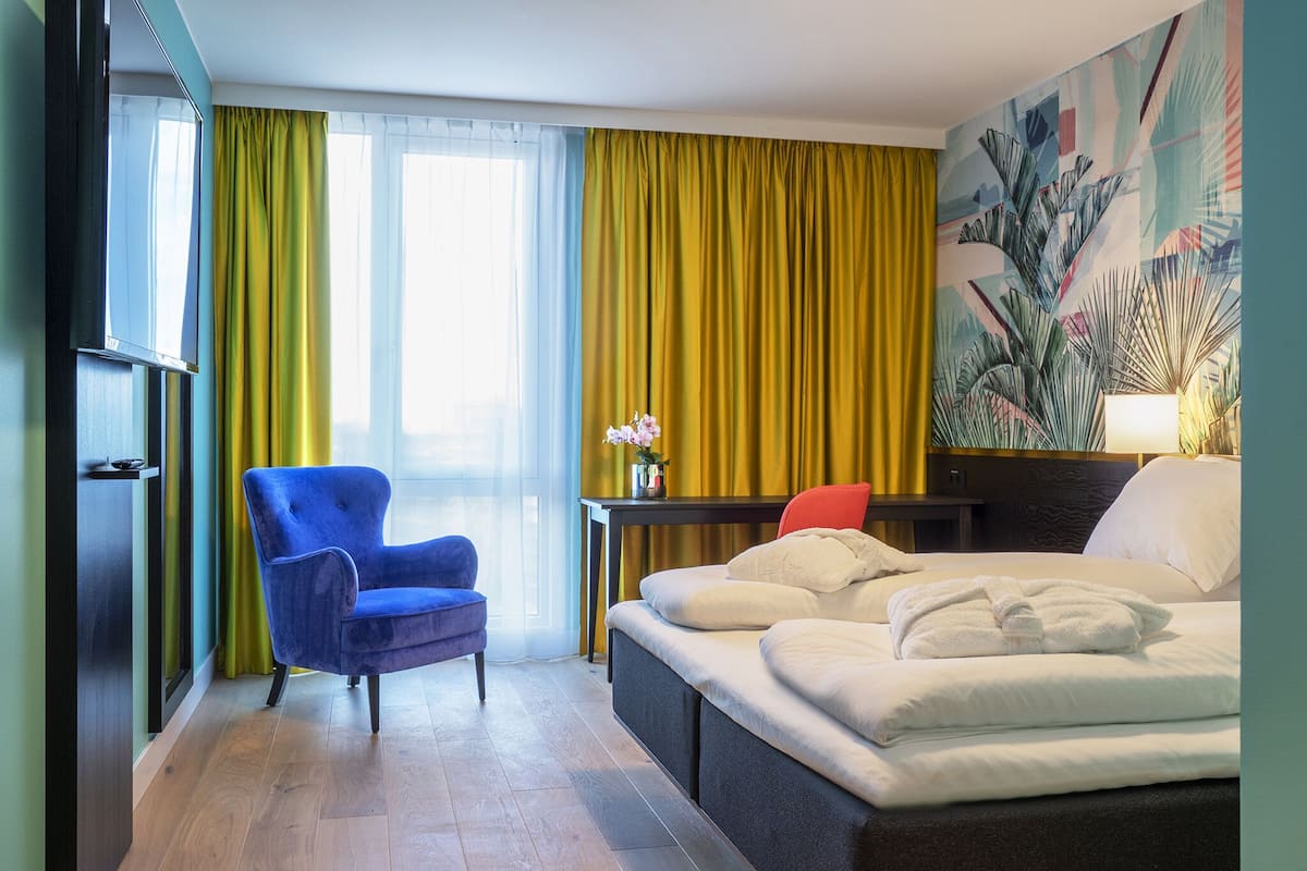 Premium bedding, pillow-top beds, minibar, in-room safe