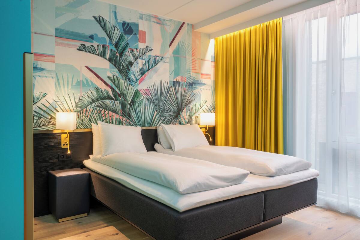 Kamar, akses difabel | Seprai premium, bantalan ekstra lembut, minibar, dan brankas