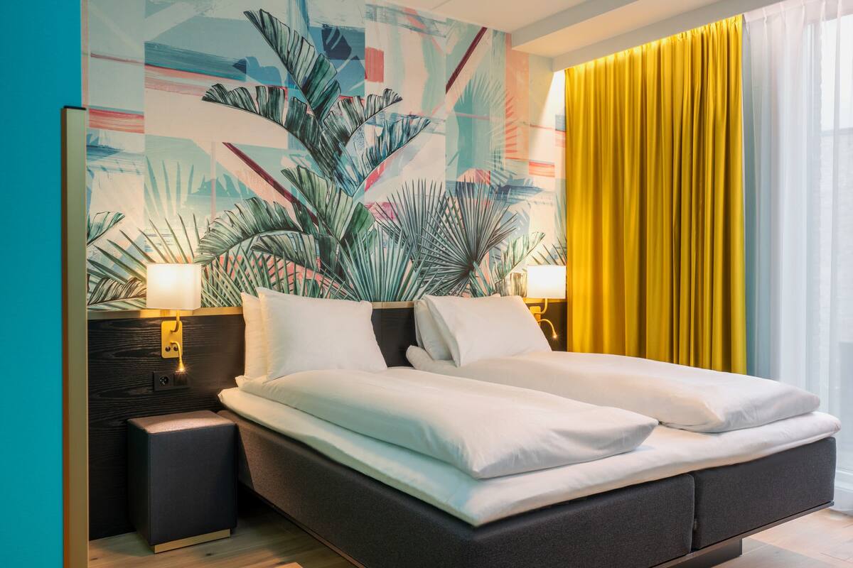 Seprai premium, bantalan ekstra lembut, minibar, dan brankas