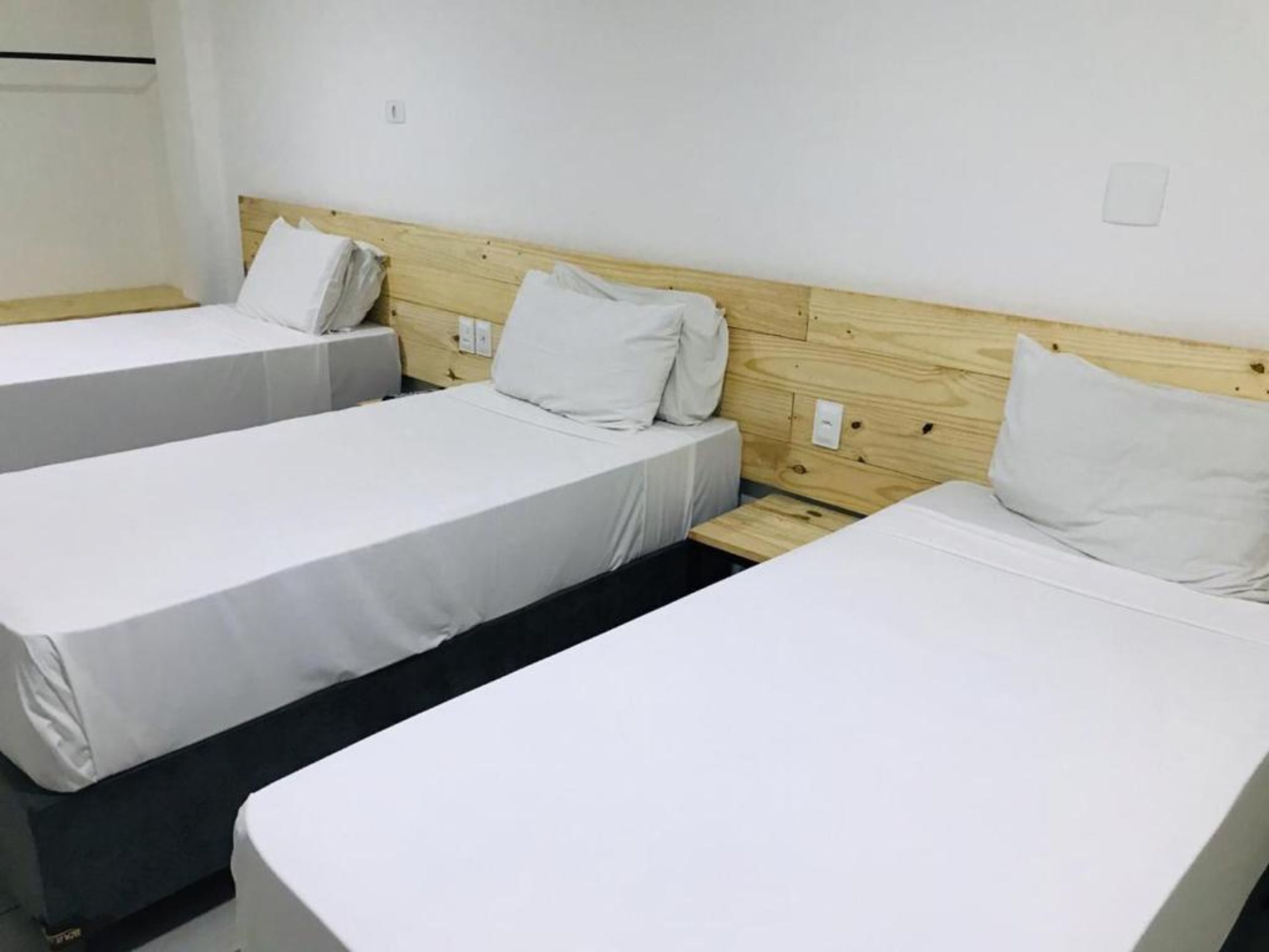 standard triple room | desk, wifi, bed sheets