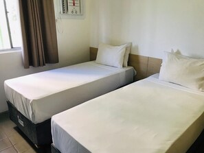 Escriptori, wifi i roba de llit 